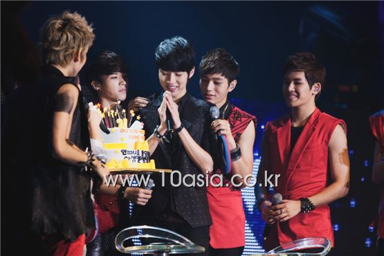 [PHOTO] INFINITE congratulates Sung-yeol b-day