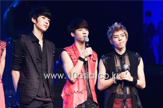 [PHOTO] INFINITE meets with fans at fan club inauguration