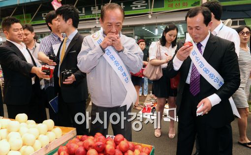 [포토]과일 맛보는 김승유 이사장