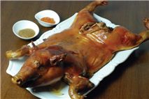 ▲ 새끼 돼지 요리 '코니칠요'