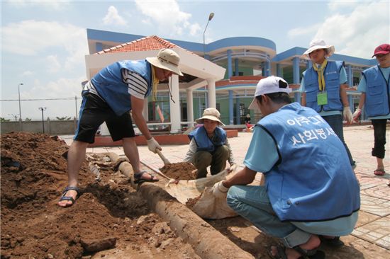 아주그룹 계열사 임직원들로 구성된 해외봉사단원들이 베트남 남부 동나이성에서 아이들을 위한 유치원을 지어주면서 주변 환경개선을 위한 봉사활동을 펼치고 있다. 