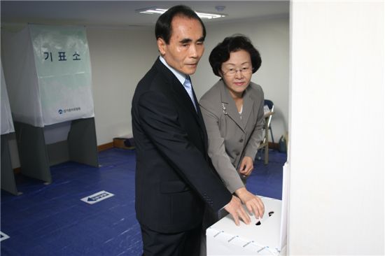 신연희 강남구청장 남편과 함께 주민투표 
