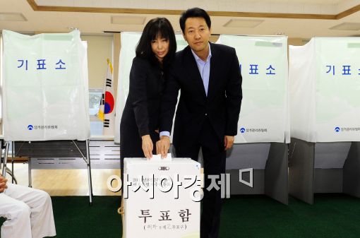 [포토]투표하는 오세훈 시장 내외