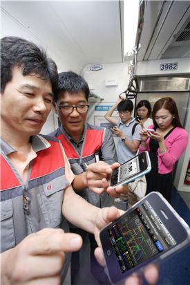 KT는 서울 및 수도권 전 노선 지하철 전동차에 퍼블릭 에그를 통한 와이파이 구축을 완료했다고 25일 밝혔다. 사진은 KT직원들이 서울 지하철 전동차 내에서 와이파이 품질을 측정하고 있는 모습.

  

