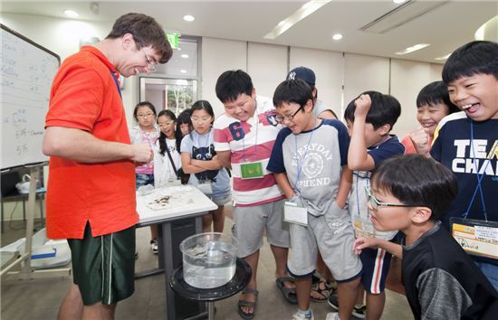 르노삼성 임직원 자녀들이 서울 영어마을 수유캠프에서 진행된 어린이 영어캠프에 참가해 즐거운 시간을 보내고 있다.
