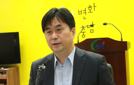 김종민 충남도 정무부지사가 25일 기자브리핑을 갖고 도민 프로축구단 창단포기를 설명하고 있다.