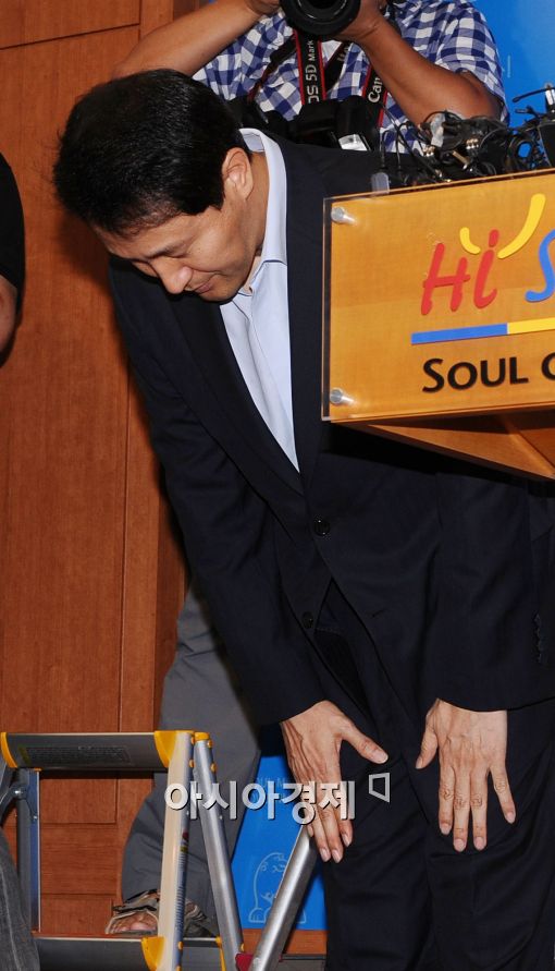 [포토]고개숙인 오세훈 시장