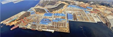 (위). STX다롄조선해양생산기지 전경.