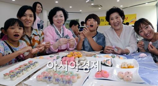 [포토]'쫀득쫀득 우리 떡 만들기'