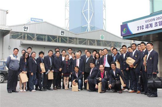 지난 7월 태국 국왕 직속 학술기관인 KPI(King Prajadhipok’s Institute) 소속 산업 시찰단 31명이 한국 사회의 발전상을 보고 배우기 위한 코스 가운데 하나로 현대 아산타워를 택했다.