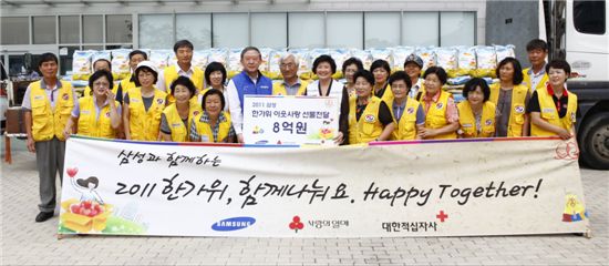 삼성은 29일 경기도 광주시청에서 이창렬사장(가운데 파란색 조끼)이 대한적십자사 유중근부총재(가운데 흰색 조끼)와 적십자사 경기도 봉사원들과 함께 한가위 이웃사랑 선물, 8억원 상당의 백미를 전달했다.