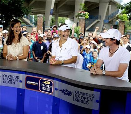 워즈니아키(가운데)의 WTA투어 뉴헤븐오픈 우승 직후 방송에 함께 출연한 로리 매킬로이(오른쪽).  