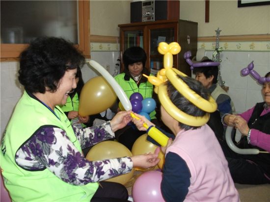 재능 기부 자원봉사자들이 재가장애인시설을 방문해 풍선아트 봉사활동을 하고 있는 모습
