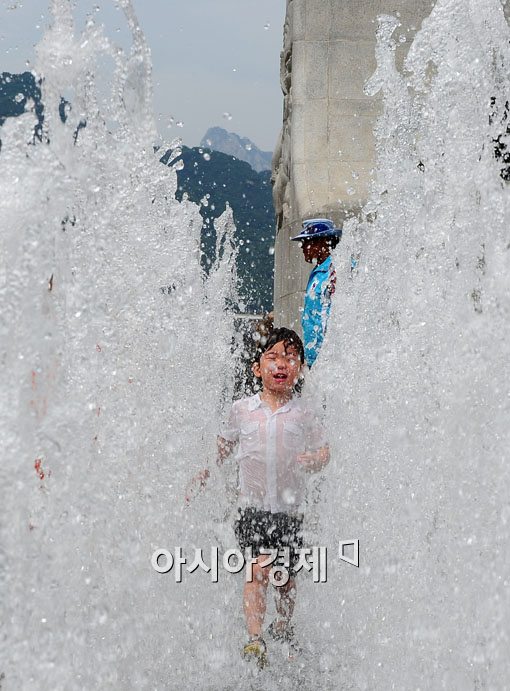 [포토] 시원한 물줄기 사이로