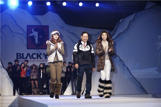 강태선 블랙야크 대표가 30일 서울 홍은동 그랜드 힐튼 호텔에서 열린 '2011 블랙야크 F/W패션쇼'에서 모델들과 함께 런웨이를 걷고 있다.