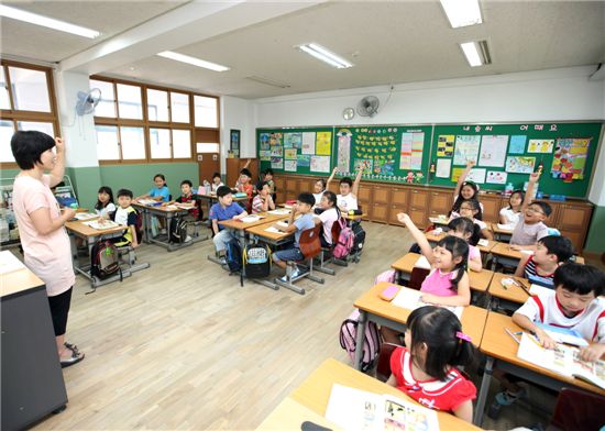 도색을 마친 교실에서 활기차게 공부중인 문백초등학교 학생들
