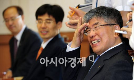 [포토]활짝웃는 김중수 총재