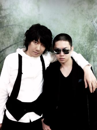 Kim Jang-hoon (left) and Kim Heechul [Kim Heechul's Twitter account]