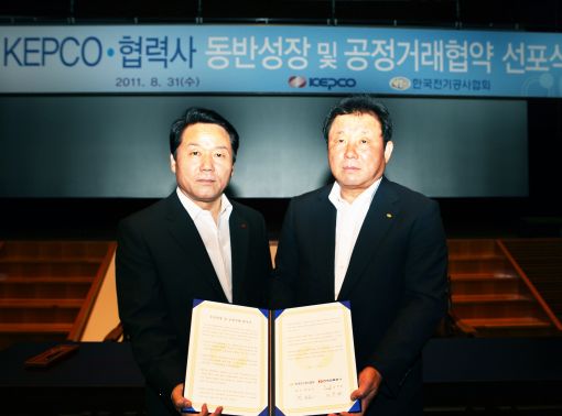 김우겸 한전 사장 직무권한대행(왼쪽)과 최길순 한전전기공사협회 회장. 
