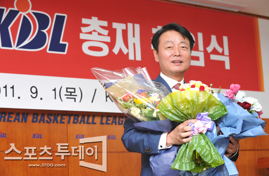 [포토] 한선교 총재 'KBL 제7대 총재로 취임합니다'