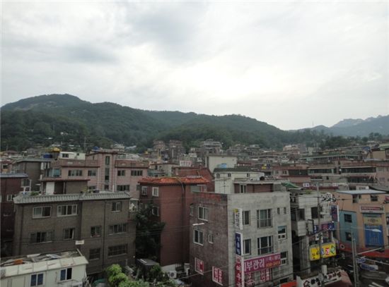 당고개역에서 바라본 상계동 모습. 현재 상계 1,3구역은 추진위원회 승인 단계에, 2,4,5,6구역은 조합설립 단계에 있다. 