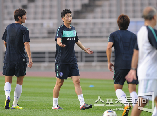 [포토] 기성용 '왜 내가 술래인데~'