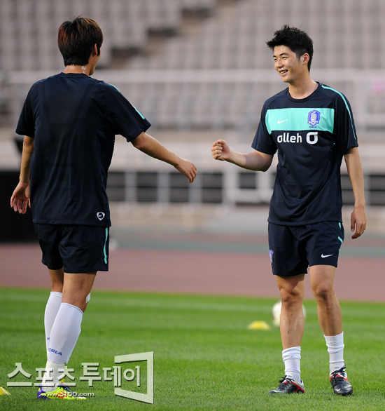 [포토] 기성용 '남자는 주먹!'