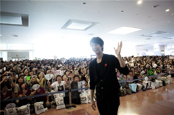 Actor Kim Soo-hyun at the Haneda Airport in Tokyo, Japan on September 2, 2011. [KEYEAST]