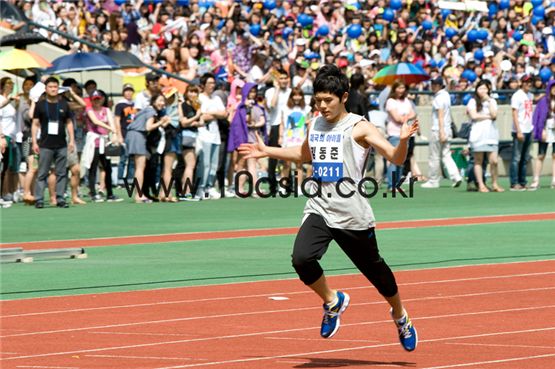 ZE:A's Kim Dong-jun runs through the finishing line in a race on major broadcaster MBC's "Idol Star Athletics Competition" held in Seoul, South Korea on August 28, 2011. [Lee Jin-hyuk/10Asia]