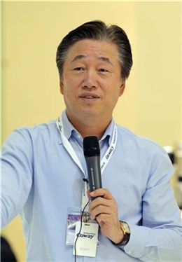홍준기 웅진코웨이 사장이 3일 독일 베를린에서 열리고 있는 'IFA2011'에서 기자들과 만나 해외사업전략에 대해 설명하고 있다.