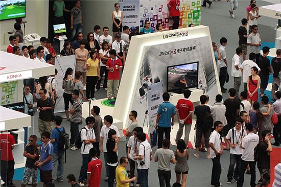 LG디스플레이가 3일에서 4일까지 중국 북경 국가수영경기장에서 개최한 'FPR 3D 게임 페스티벌'에서 FPR 3D안경을 착용한 관람객들이 TV, 모니터 등 세트 업체와 게임 업체 등에서 준비한 다양한 부스를 돌며 FPR 3D 게임을 체험하고 있다. 


