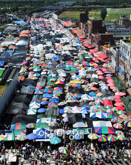 [포토] 모란시장 가득 매운 시민들