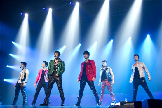 2PM perform for the first stop of their "2PM HANDS UP ASIA TOUR" in Seoul, South Korea on September 2, 2011. [JYP Entertainment]