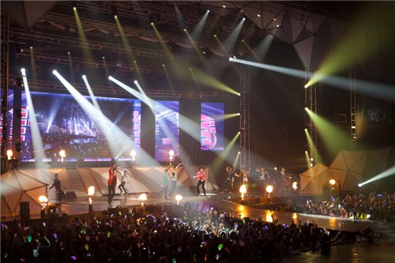 2PM perform for the first stop of their "2PM HANDS UP ASIA TOUR" in Seoul, South Korea on September 2, 2011. [JYP Entertainment]