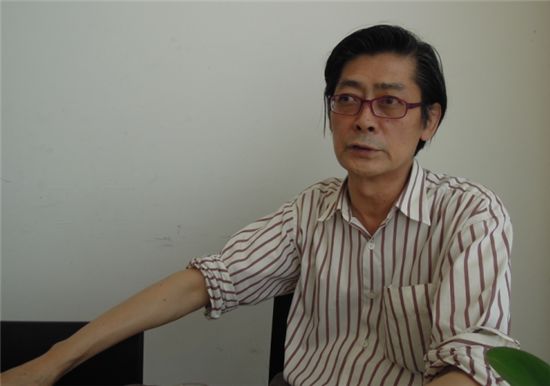 국내 최초의 북디자이너이자 타이포그래퍼인 정병규(65)씨는 "타이포그래피는 책 표지나 음반 표지, 음식점 간판 등 문자가 있는 곳이면 어디나 있다"며 "창제문자에서 시작된 한글 타이포그래피는 앞으로 더 다양한 모습으로 발전해나갈 것"이라고 말했다. 