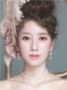 배우 최윤소, '조성아 루나' 새 모델