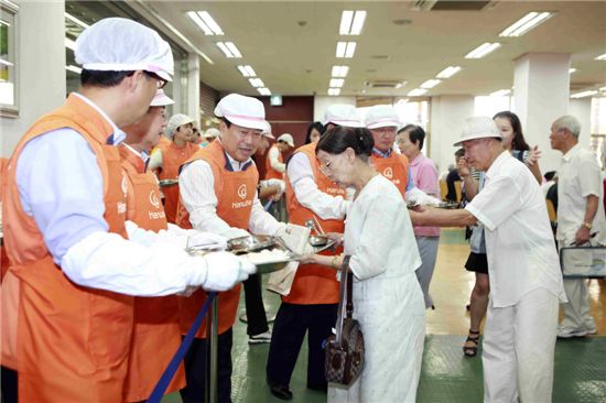 남영선 한화 대표이사(왼쪽 세번째) 등 한화그룹 임직원들이 서울노인복지센터에서 점심식사를 나눠 드리고 있다.