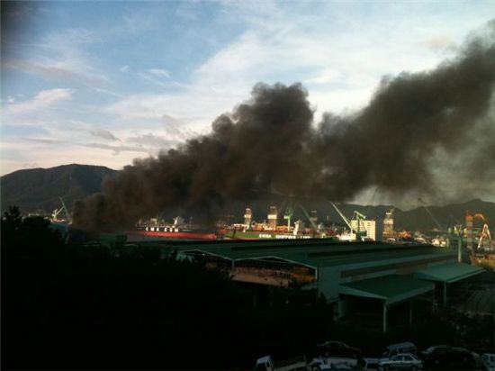 지난 2일 오후 삼성중공업 거제조선소 오수처리장 정화조에서 발생한 화재로 인해 검은 연기가 조선소 상공을 뒤덮고 있다.(사진: 트위터 @geoje_junkyard)
