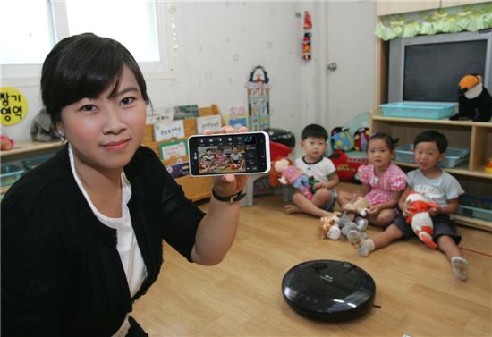 LG유플러스는 홈모니터링 서비스 맘스뷰(Mom’s View)를 출시한다고 6일 밝혔다. 사진은 맘스뷰를 통해 집안에 있는 아이의 모습을 확인하는 모습. 