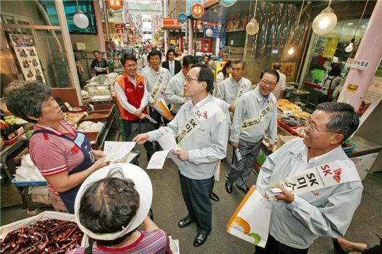 [포토]SK 부회장단 재래시장 방문