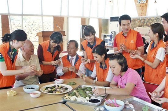갤러리아百, 한가위 맞이 장애우들과 송편 나눔