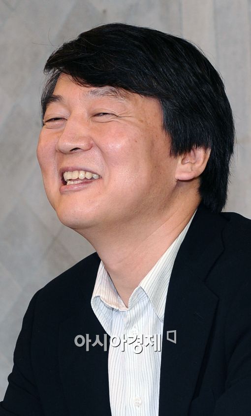 [포토]밝은 표정의 안철수