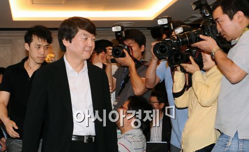 [포토]기자회견장 들어서는 안철수