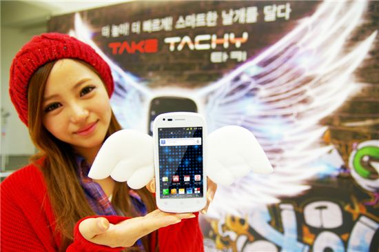 KT, 50만원대 초반 스마트폰 '테이크 타키' 출시