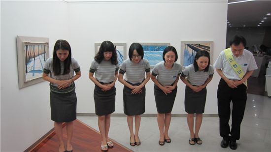 송파구 민원여권과 직원들이 잠실 롯데백화점에 가서 친절교육을 받고 있다.