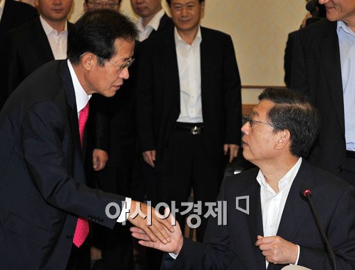 [포토] 김황식 총리와 인사하는 홍준표 대표