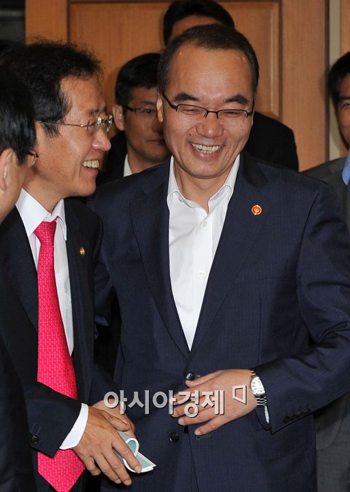 [포토] 활짝 웃는 박재완 장관, 홍준표 대표