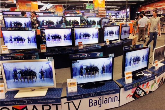 유럽에서 2번째로 큰 터키 이스탄불의 제바히르 쇼핑몰에 위치한 전자유통업체 테크노사 입구 모습. 이 곳에는 삼성전자 스마트TV 수십대가 매장의 얼굴 역할을 하고 있다.