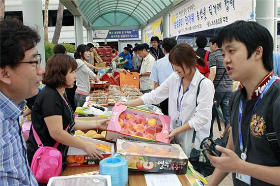 삼성SDI, 추석 맞아 재래시장 직거래장터 열어