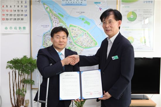 정일섭 한국IT복지진흥원장(왼쪽)과 오승환 영등포구 재정국장이 협약을 체결했다.